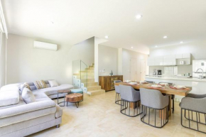 2-story with private rooftop & jacuzzi & jungle views
